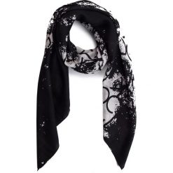 Chusta CALVIN KLEIN - Spray Print Foulard K60K605147 001. Szaliki i chusty damskie marki Calvin Klein. Za 269.00 zł.