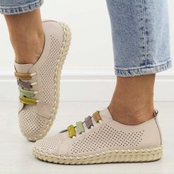 Beżowe skórzane ażurowe półbuty damskie T.Sokolski w26-03. Brązowe półbuty damskie Sokolski, na lato, w ażurowe wzory, z jeansu, biznesowe, z okrągłym noskiem, bez obcasa, bez zapięcia. W wyprzedaży za 242.10 zł.