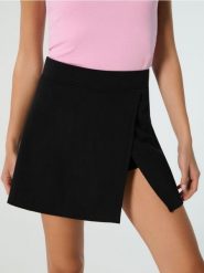 Dresowe spódnico-spodenki - czarny. Czarne szorty damskie Sinsay, l, bez wzorów, z dresówki. Za 39.99 zł.