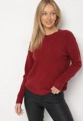 Bordowy Sweter Ozdobiony Motywem Serc Unisae. Czerwone swetry damskie Born2be, l, bez wzorów, z jeansu, bez kołnierzyka, bez ramiączek, bez kaptura. Za 79.99 zł.