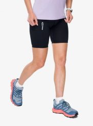 Spodenki do biegania damskie Inov-8 Active Half Tights. Czarne szorty sportowe damskie Inov-8, l, bez wzorów, z materiału, sportowe, do biegania. Za 247.49 zł.