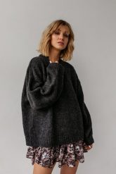 Sweter oversize z bufiastym rękawem GRAFITOWY - RIVERO. Szare swetry damskie Marsala, na zimę, bez wzorów, z wełny, wizytowe, bez kołnierzyka, bez ramiączek, bez kaptura. Za 249.90 zł.