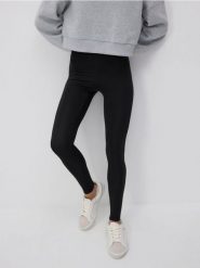 Gładkie legginsy - czarny. Czarne legginsy damskie Reserved, l, bez wzorów, z dzianiny. W wyprzedaży za 49.99 zł.