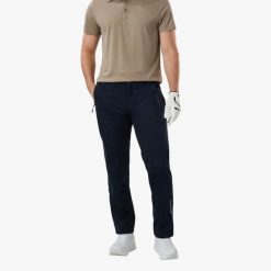 Spodnie outdoor Hiking męska Swedemount On Course Pants II wodoodporne. Niebieskie buty sportowe męskie SWEDEMOUNT, z tkaniny, bez zapięcia, na golfa. Za 329.99 zł.