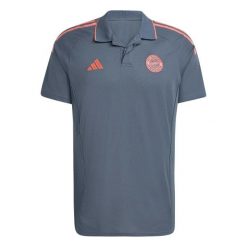 Polo Bayernu Monachium 2025/26. Szare koszulki polo męskie Adidas, bez wzorów, bez kołnierzyka, bez ramiączek, do piłki nożnej. W wyprzedaży za 192.00 zł.