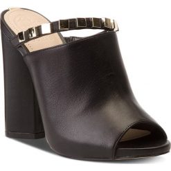 Klapki GUESS - Andrea FLAND2 LEA19 BLACK. Czarne klapki damskie Guess, ze skóry. W wyprzedaży za 349.00 zł.