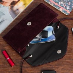 Damska Torebka Kopertówka Zamszowa Mała Beltimore burgundowa W19. Czerwone kopertówki damskie bez wzorów, z zamszu, eleganckie, małe, zamszowe, bez dodatków. Za 79.90 zł.