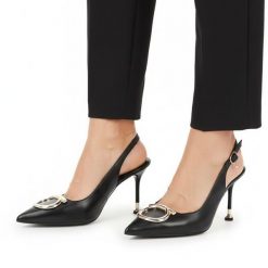 Czółenka damskie Chebello, cholewka ze skóry naturalnej z odkrytą piętą i smukłym noskiem ozdobione metaliczną klamrą osadzone na cienkim obcasie pod. Czarne czółenka damskie CheBello, z aplikacjami, ze skóry, eleganckie, bez obcasa, na obcasie, bez zapięcia. Za 485.90 zł.