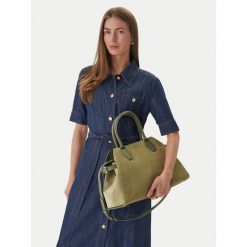 Torebka Guess. Zielone torebki do ręki damskie Guess, z aplikacjami, klasyczne, bez dodatków. Za 1,259.00 zł.