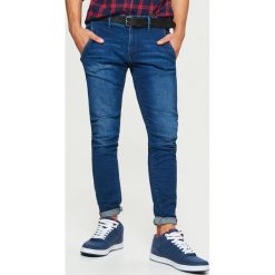 Jeansy SLIM z paskiem - Granatowy. Niebieskie jeansy męskie Cropp. Za 149.99 zł.