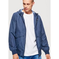 Sportowa kurtka z kapturem - Granatowy. Niebieskie kurtki sportowe męskie Cropp. W wyprzedaży za 69.99 zł.