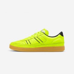 Sneakersy unisex Player 80 Offside Limitowana Edycja. Czarne obuwie sportowe damskie Decathlon, bez wzorów, z gumy, do piłki nożnej. Za 269.99 zł.
