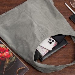 Torebka skórzana worek zamszowa damska włoska skóra naturalna szara U35. Szare torebki do ręki damskie bez wzorów, ze skóry, zamszowe, bez dodatków. Za 139.99 zł.