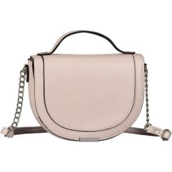 Tom Tailor torebka damska beżowa Sue. Brązowe torebki do ręki damskie Tom Tailor, bez wzorów, z materiału, eleganckie, bez dodatków. Za 216.00 zł.