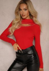 Czerwony Prążkowany Golf z Dekoltem Ozdobionym Cyrkoniami i Wycięciem Meriannes. Czerwone swetry dla dziewczynek Renee, z aplikacjami, z bawełny, eleganckie, bez kołnierzyka, bez ramiączek, bez kaptura. Za 49.99 zł.