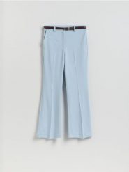 Spodnie flare z paskiem - jasnoniebieski. Niebieskie spodnie materiałowe damskie Reserved, l, bez wzorów, z tkaniny. Za 139.99 zł.