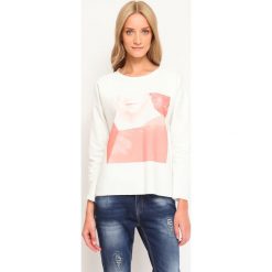 BLUZA NIEROZPINANA DAMSKA Z NADRUKIEM. Białe bluzy damskie TOP SECRET, bez wzorów, z dzianiny, bez kaptura. W wyprzedaży za 29.99 zł.