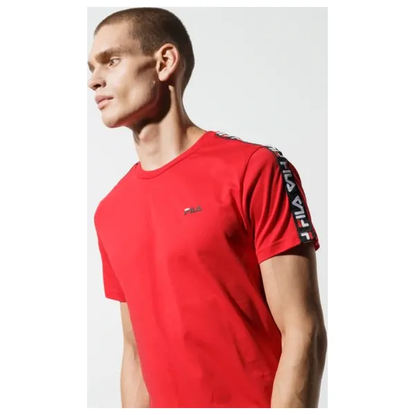 Fila Koszulka Ss Vainamo Tee , czerwony, rozmiar L. Czerwone koszulki sportowe męskie Fila, l, z aplikacjami, z bawełny, bez kołnierzyka, bez ramiączek. W wyprzedaży za 129.99 zł.