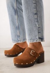 Brązowe Klapki Chodaki na Słupku z Imitacji Drewna Zdobione Nitami i Sprzączką Salona. Brązowe klapki damskie Born2be, z aplikacjami, boho, bez obcasa, na obcasie. Za 99.99 zł.