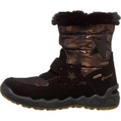 Kozaki zimowe w kolorze czarno-miedzianym. Brązowe buty zimowe dziewczęce Primigi, bez wzorów, z gore-texu, bez zapięcia. W wyprzedaży za 205.95 zł.