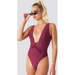 NA-KD Swimwear Kostium kąpielowy ze sznurowaniem w talii - Purple. Fioletowe kostiumy jednoczęściowe damskie NA-KD Swimwear. Za 141.95 zł.