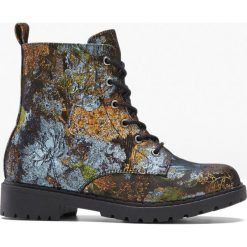 Botki sznurowane ze wzrem w kwiaty. Zielone botki damskie bonprix, na jesień, bez obcasa, bez zapięcia. Za 179.99 zł.