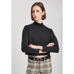 Sweter damski Urban Classics interlock short crew. Czarne swetry damskie Urban Classics, na zimę, bez wzorów, eleganckie, bez kołnierzyka, bez ramiączek, bez kaptura. Za 214.00 zł.