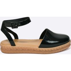 Melissa - Sandały Espadrille + Jason Wu. Czerwone klapki damskie Melissa, bez wzorów, z gumy, bez obcasa, na szpilce. W wyprzedaży za 229.90 zł.