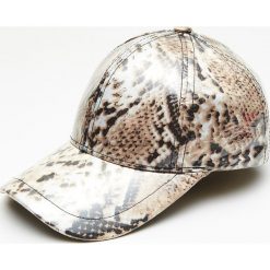 Czapka z daszkiem o winylowym wykończeniu - Wielobarwny. Czapki i kapelusze damskie Cropp. Za 39.99 zł.