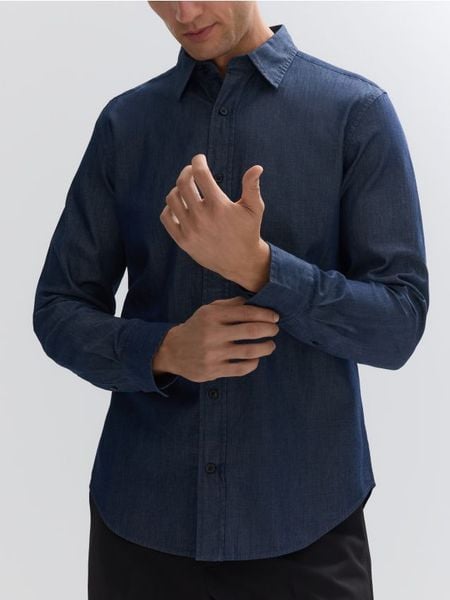 Bawełniana koszula slim fit - indigo jeans. Niebieskie koszule męskie Reserved, l, bez wzorów, z bawełny, bez kołnierzyka, bez ramiączek. W wyprzedaży za 139.99 zł.