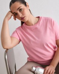 Damski T-shirt pudełkowy, z bawełny organicznej, haftowane logo Boxy różowy. Brązowe t-shirty damskie Aim'n, s, bez wzorów, z bawełny, klasyczne, bez kołnierzyka. Za 111.00 zł.