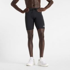 Spodenki męskie New Balance MS51271BK – czarne. Czarne krótkie spodenki sportowe męskie New Balance, m, bez wzorów, z lycry, na fitness i siłownię. Za 299.99 zł.