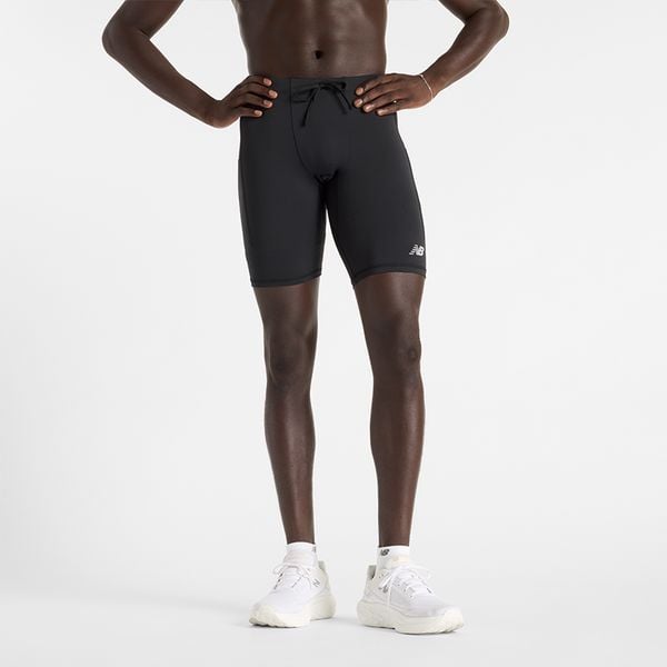 Spodenki męskie New Balance MS51271BK – czarne. Czarne krótkie spodenki sportowe męskie New Balance, m, bez wzorów, z lycry, na fitness i siłownię. Za 299.99 zł.