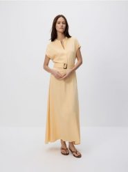 Sukienka midi z paskiem - jasnożółty. Żółte sukienki damskie Reserved, l, bez wzorów, z tkaniny, bez kołnierzyka, bez ramiączek, midi. Za 139.99 zł.