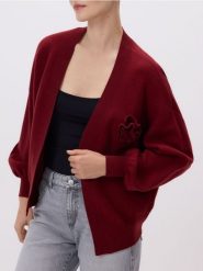 Kardigan z różą - czerwony. Czerwone kardigany damskie Reserved, l, bez wzorów, z dzianiny. W wyprzedaży za 69.99 zł.