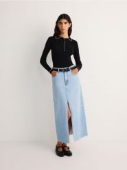 Sweter z dekoracyjnym kołnierzem - czarny. Czarne swetry damskie Reserved, l, bez wzorów, z dzianiny, bez kołnierzyka, bez ramiączek, bez kaptura. W wyprzedaży za 39.99 zł.