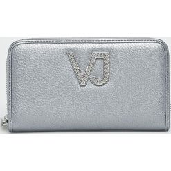 Versace Jeans - Portfel. Szare portfele damskie Versace Jeans, z jeansu. W wyprzedaży za 269.90 zł.