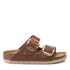 Klapki Birkenstock. Brązowe klapki damskie Birkenstock, bez wzorów, bez obcasa. Za 539.99 zł.