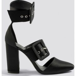 NA-KD Shoes Czółenka na słupku z klamrami - Black. Czarne czółenka damskie NA-KD Shoes, w paski. W wyprzedaży za 113.37 zł.