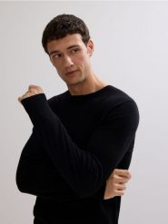 Sweter z wełny merino - czarny. Czarne swetry przez głowę męskie Reserved, l, bez wzorów, z wełny, bez kołnierzyka. Za 199.99 zł.