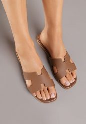 Brązowe Klapki Vices z Geometryczną Cholewką Arlemia. Brązowe klapki damskie Born2be, bez wzorów, z jeansu, bez obcasa, na płaskiej podeszwie. Za 49.99 zł.