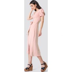 Trendyol Sukienka midi z guzikami - Pink. Różowe sukienki damskie Trendyol, w paski, z tkaniny. Za 161.95 zł.
