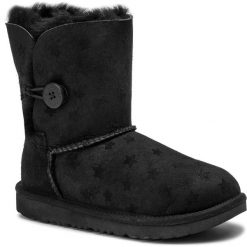 Buty UGG - K Bailey Button II Stars 1018538K K/Blk. Czarne śniegowce dziewczęce UGG, ze skóry, bez zapięcia. W wyprzedaży za 439.00 zł.