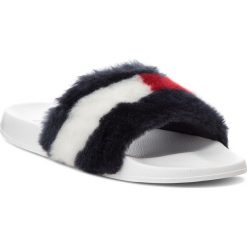 Klapki TOMMY JEANS - Funny Fur Pool Slide EN0EN00287 Rwb 020. Klapki damskie marki Tommy Jeans. W wyprzedaży za 149.00 zł.
