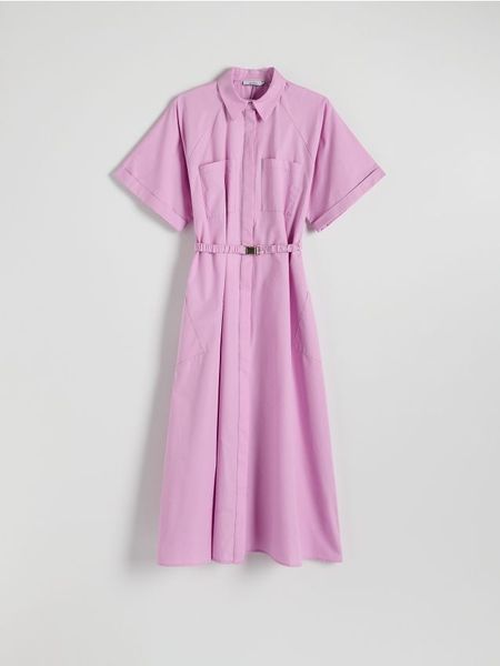 Koszulowa sukienka oversize - fuksja. Czerwone sukienki damskie Reserved, l, bez wzorów, z bawełny, bez kołnierzyka, bez ramiączek, midi, koszulowe. W wyprzedaży za 139.99 zł.