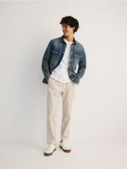 Spodnie chino slim fit - złamana biel. Spodnie materiałowe męskie Reserved, bez wzorów, z bawełny. W wyprzedaży za 89.99 zł.