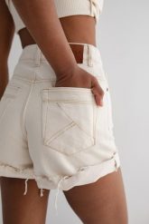 Szorty jeansowe z wysokim stanem w kolorze jasnobeżowym - VANITY BEIGE DENIM-XS. Brązowe szorty sportowe damskie Marsala, na lato, xs, bez wzorów, z denimu, casualowe, z podwyższonym stanem. Za 299.90 zł.