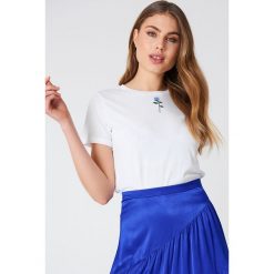 NA-KD T-shirt z haftowaną różą - White. Białe t-shirty damskie NA-KD, z haftami, z bawełny, z klasycznym kołnierzykiem. Za 40.95 zł.