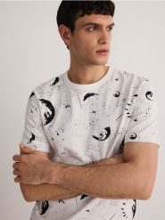 T-shirt regular z nadrukiem allover - biały. Białe t-shirty męskie Reserved, l, bez wzorów, z bawełny, bez kołnierzyka. Za 59.99 zł.