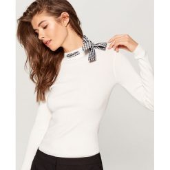 Sweter z kokardą - Kremowy. Swetry damskie marki Mohito. W wyprzedaży za 59.99 zł.